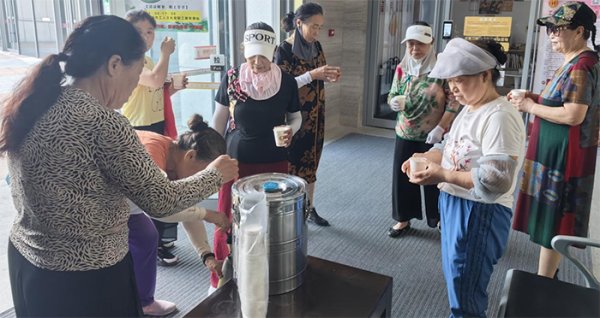 金御网 “大家放心饮用&#32;整个夏天免费茶饮咱们工会管够”
